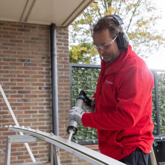 Abovomaxlead - Monteur Schipper Kozijnen aan het werk bij de klant